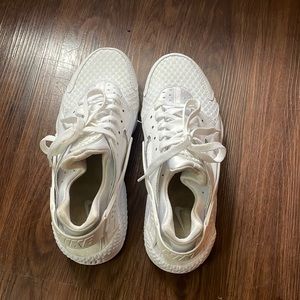 White Nike Air Huaraches - Size 8